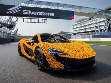 McLaren P1 z klock&oacute;w LEGO wyjechał na tor